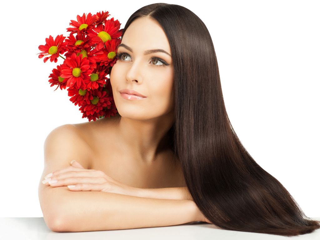 Красивая длинноволосая девушка шатенка с букетом хризантем на белом фоне