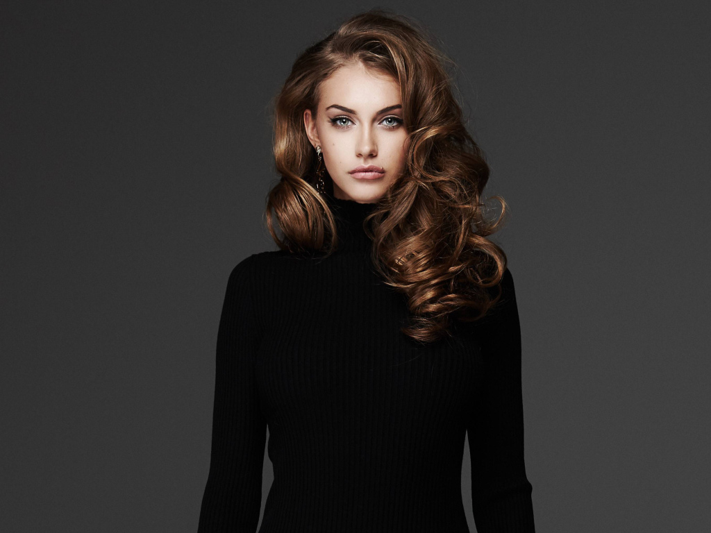 Красивая длинноволосая брюнетка в черном свитере