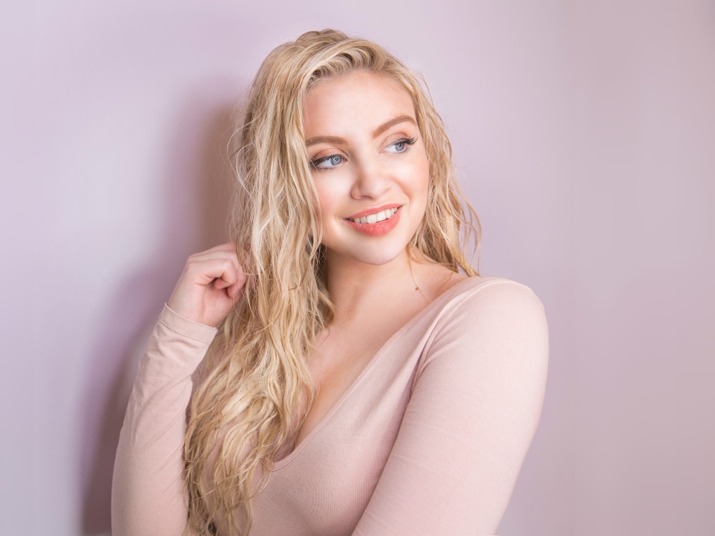 Красивая улыбающаяся девушка блондинка