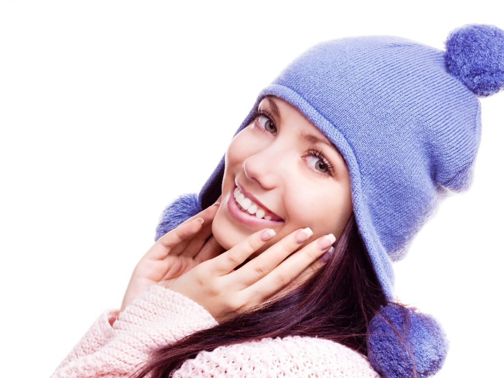 Красивая улыбающаяся девушка в фиолетовой шапке