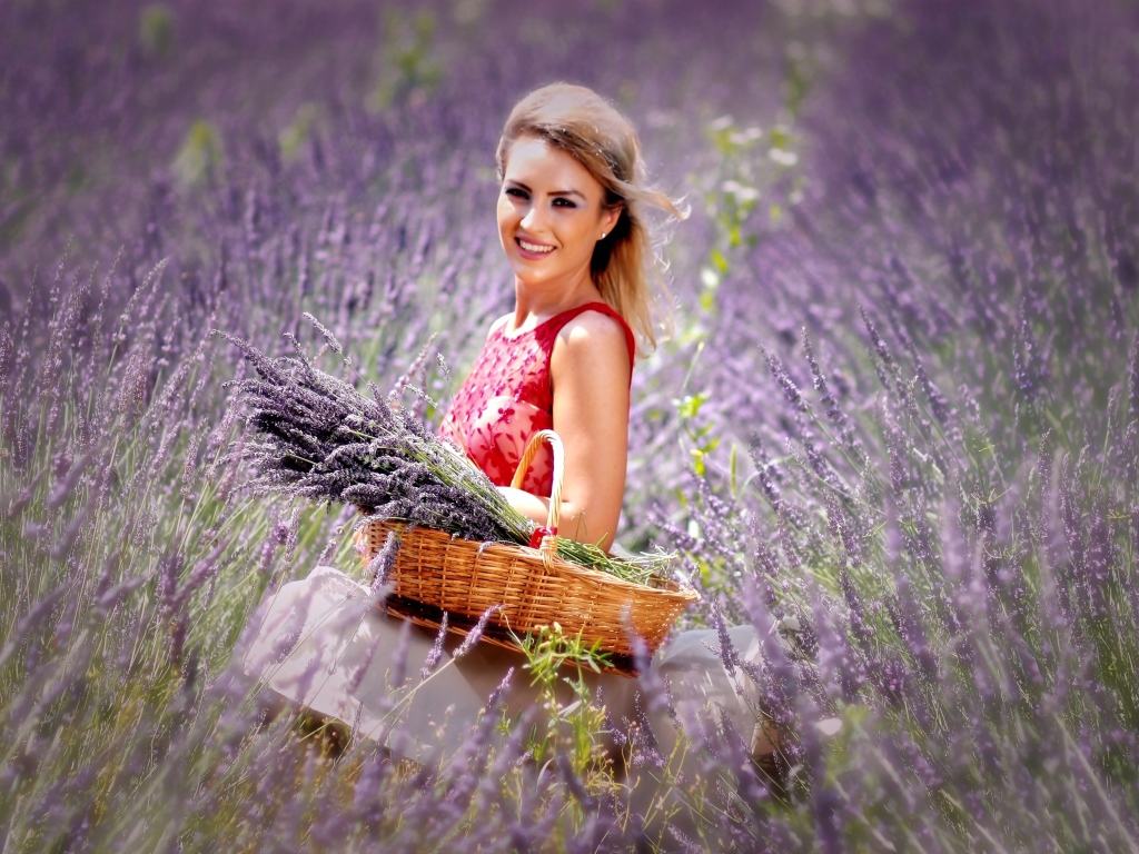 Красивая улыбающаяся девушка с корзиной на лавандовом поле