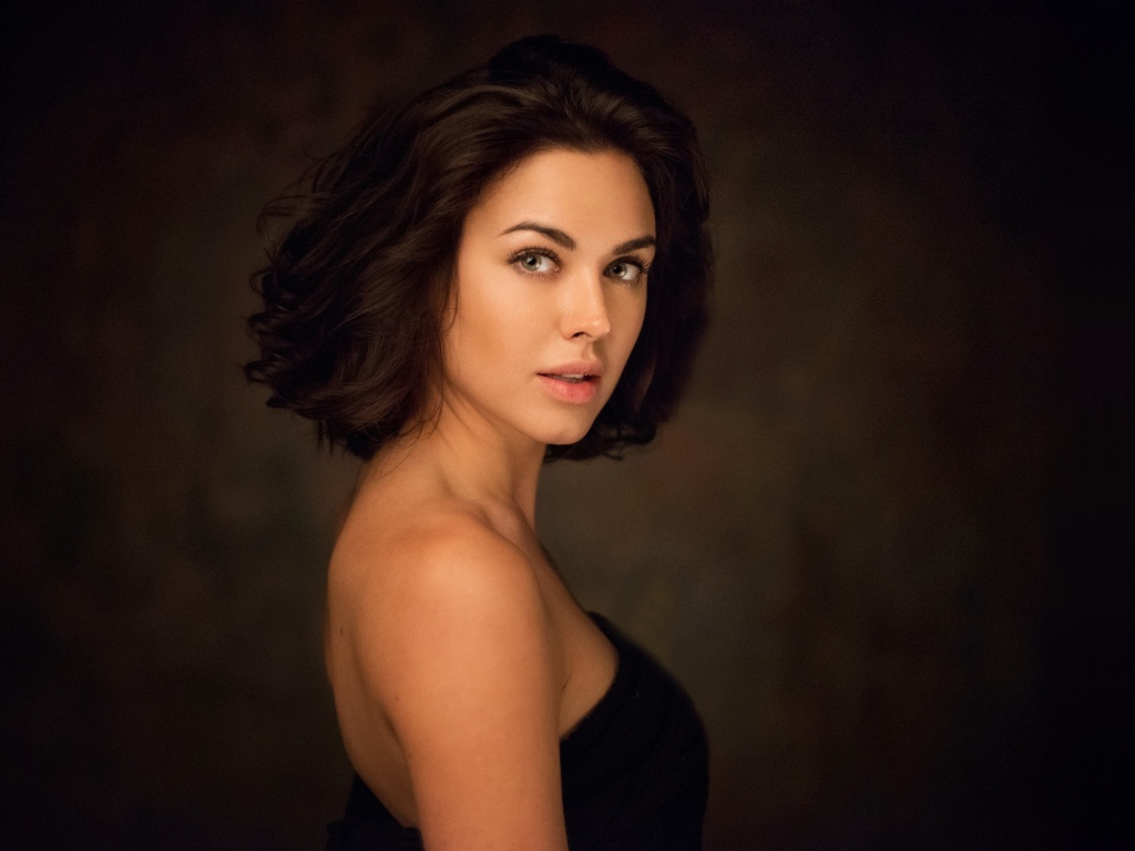 Красивая нежная девушка со стрижкой