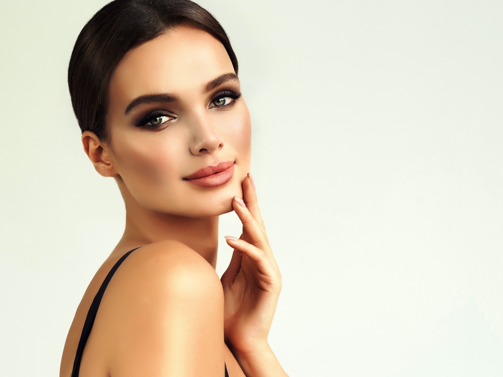 Красивая нежная девушка с голубыми глазами  