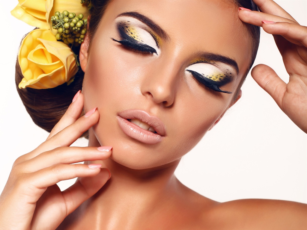 Красивая нежная девушка с ярким макияжем с цветами в волосах 