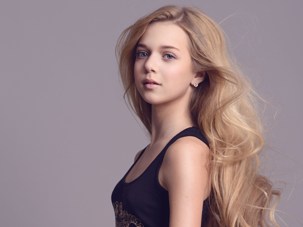 Красивая нежная молодая девушка блондинка с длинными волосами  