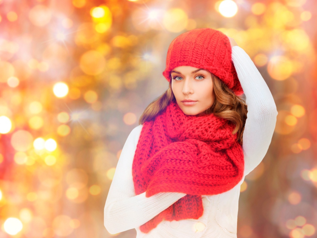 Красивая молодая девушка в красной шапке с шарфом