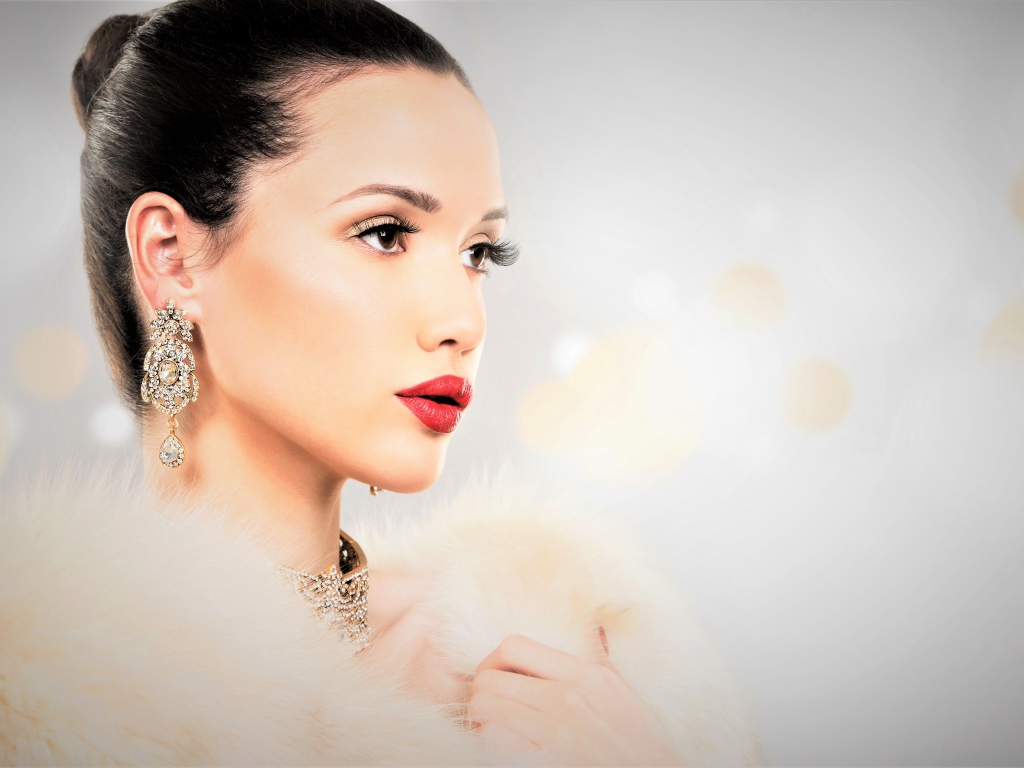 Красивая молодая девушка с красивыми украшениями и в шубе