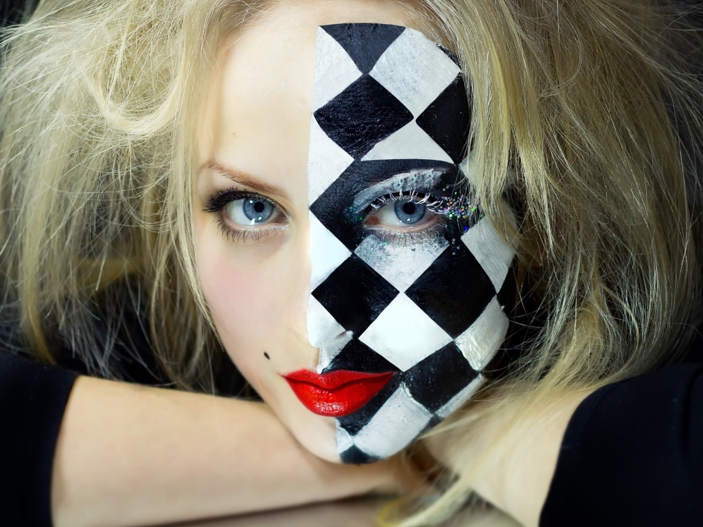 Голубоглазая блондинка с необычным макияжем на лице