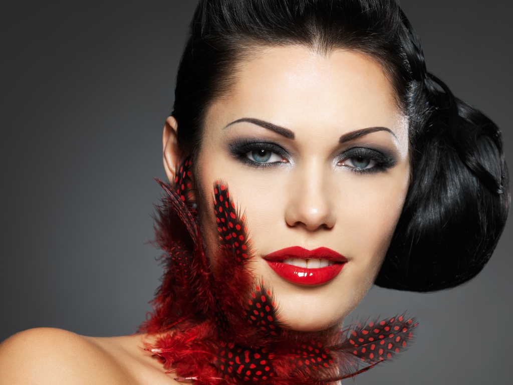 Брюнетка с ярким макияжем и красивой прической
