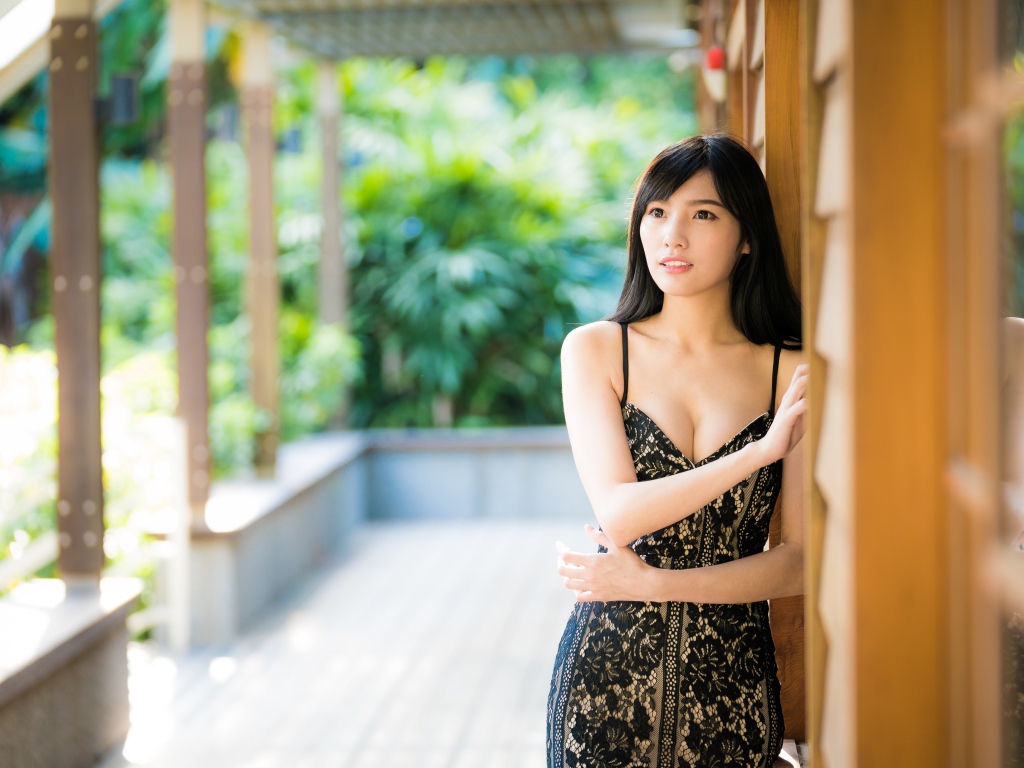 Нежная девушка азиатка в черном платье 