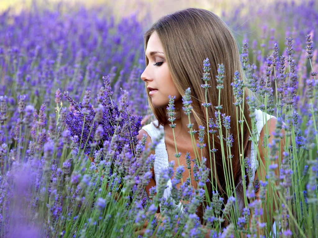 Нежная красивая девушка в цветах лаванды