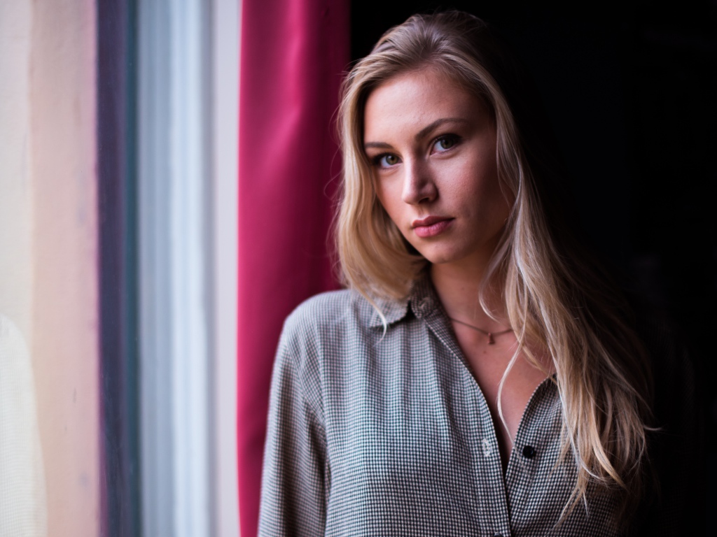 Нежная девушка блондинка у окна