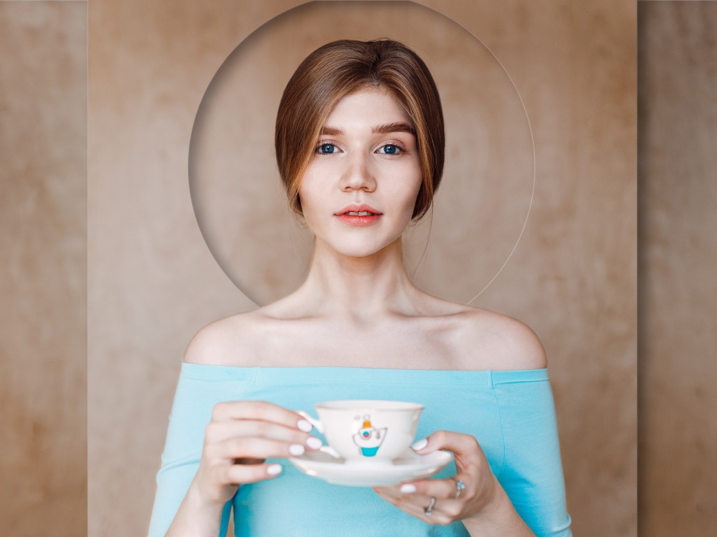 Нежная голубоглазая девушка с чашкой 