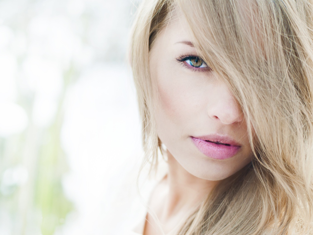 Нежная кареглазая девушка с длинными белыми волосами