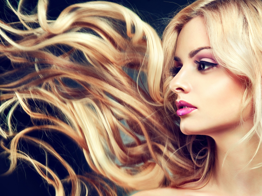 Эффектная длинноволосая блондинка с макияжем