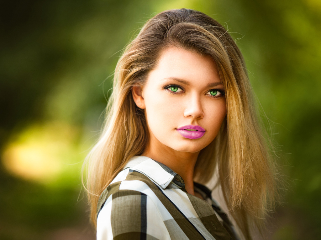 Нежная зеленоглазая девушка блондинка с накрашенными губами