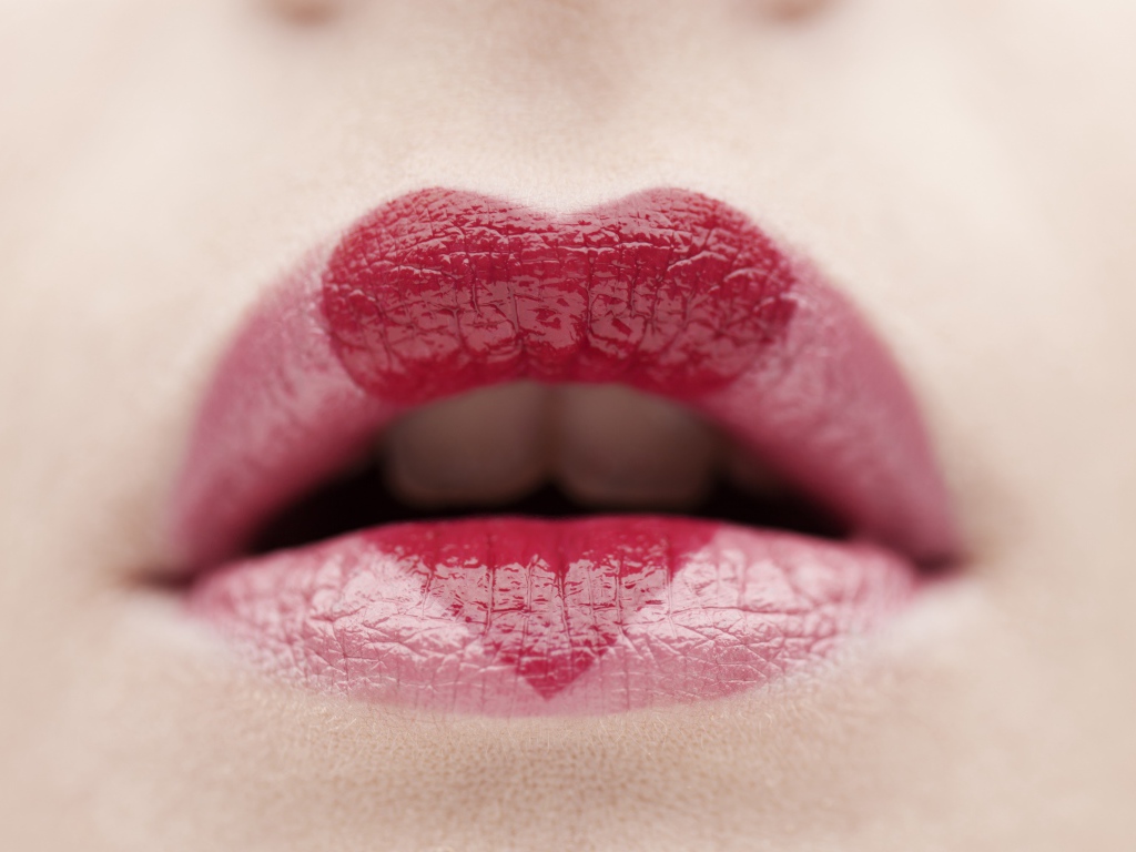 Сердце нарисовано губной помадой на губах 