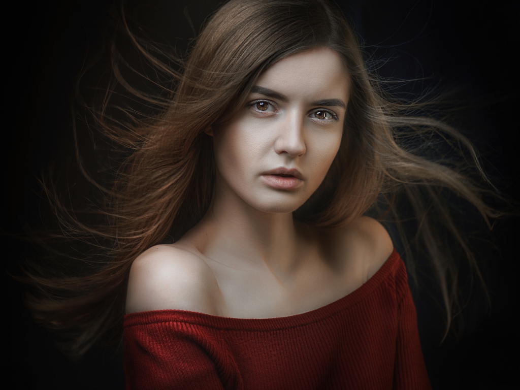 Длинноволосая красивая девушка в красном свитере