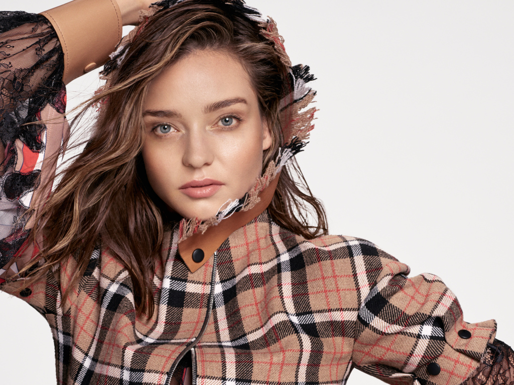 Модель Миранда Керр на белом фоне