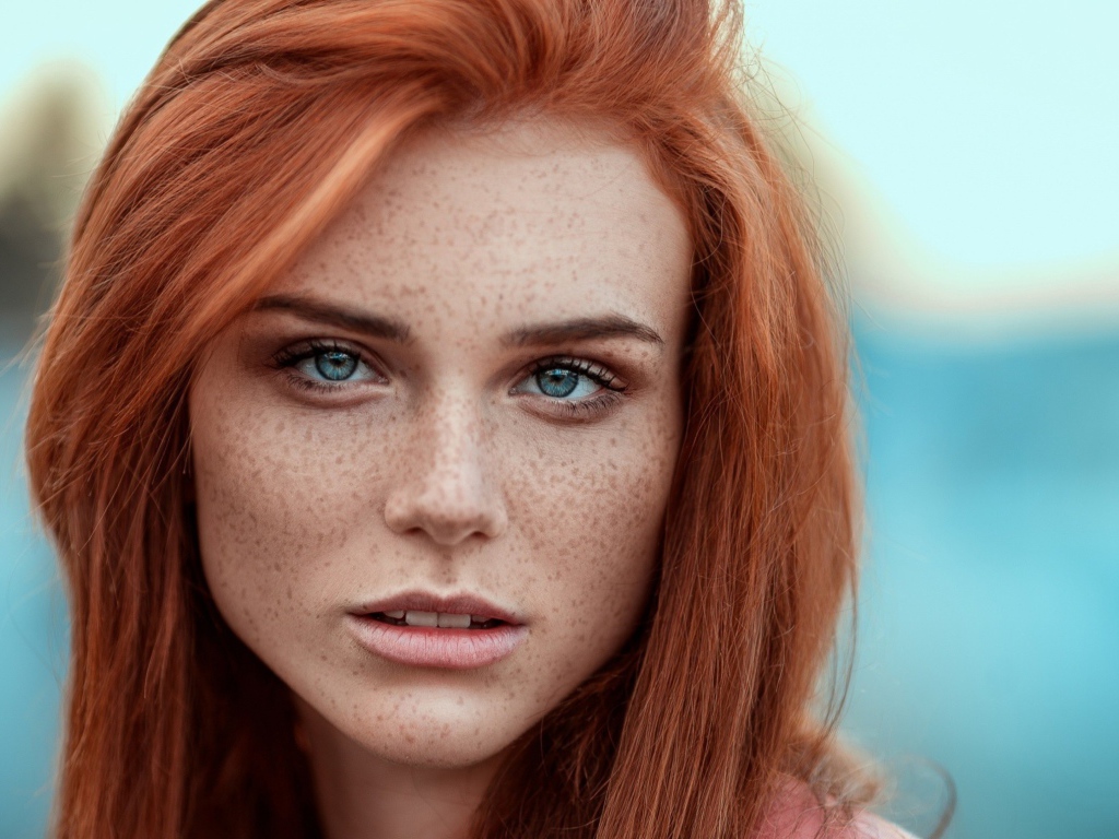 Рыжеволосая девушка голубоглазая девушка с веснушками 
