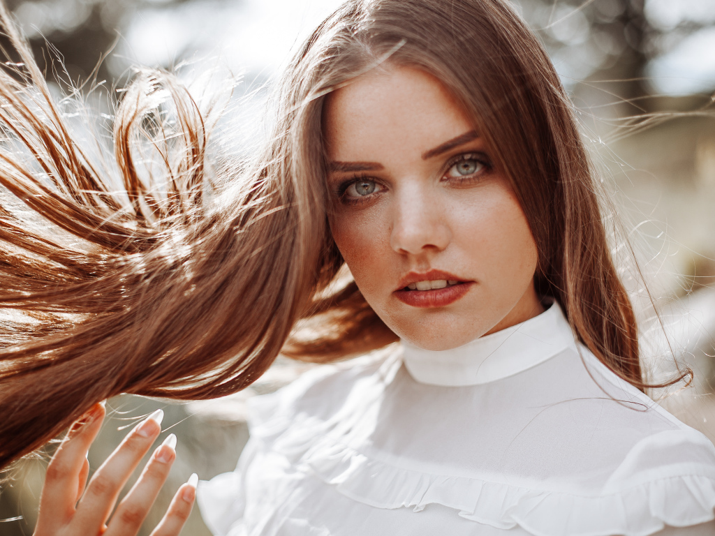 Рыжеволосая девушка с распущенными длинными волосами