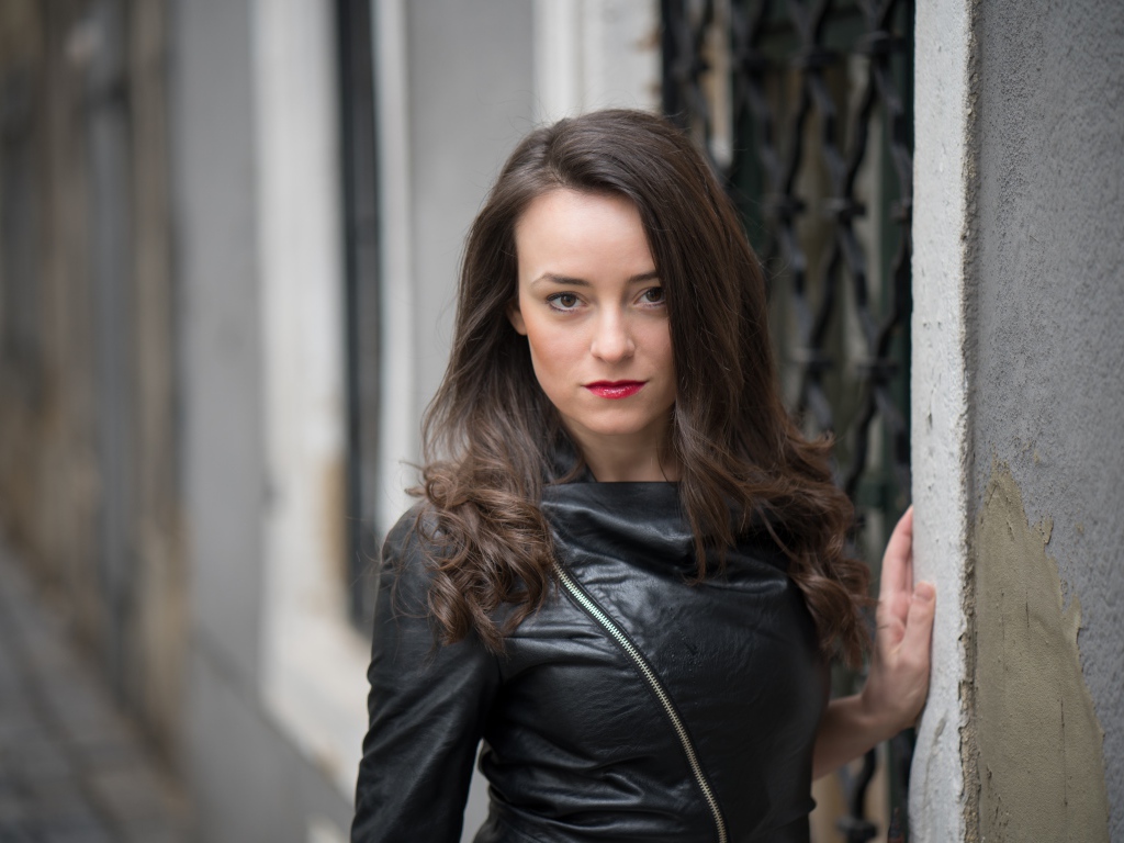 Стильная девушка брюнетка в черной кожаной куртке