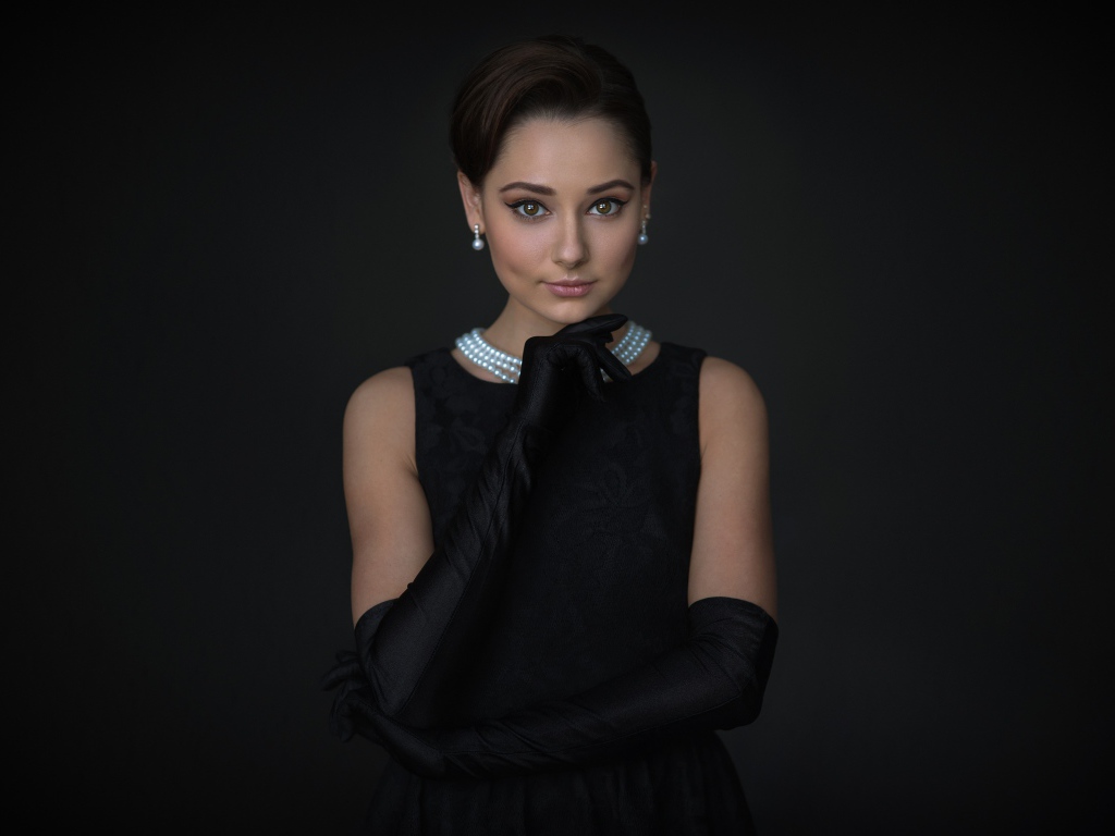 Стильная девушка в маленьком черном платье