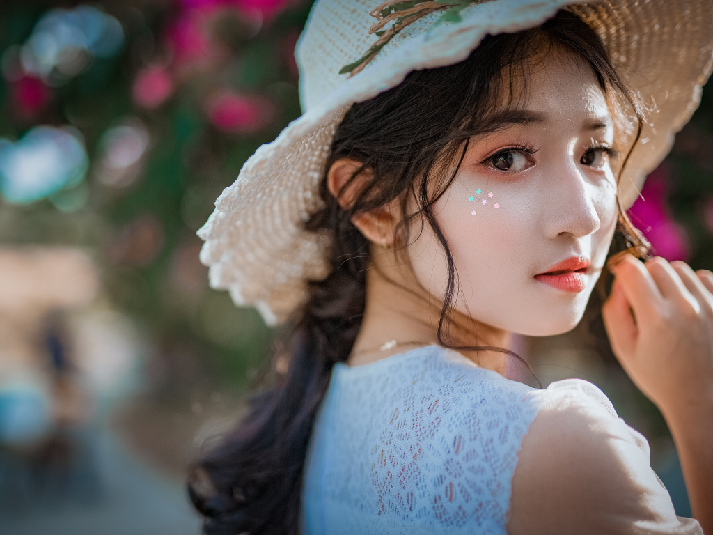 Молодая азиатка с соломенной шляпе 