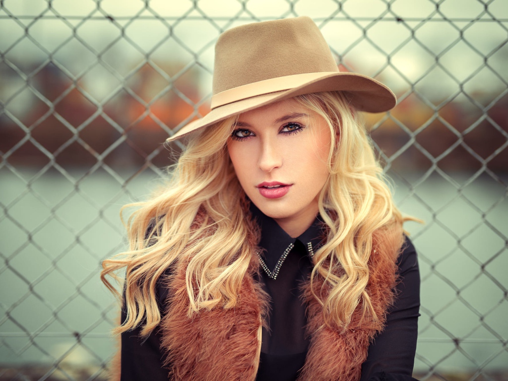 Молодая блондинка в шляпе
