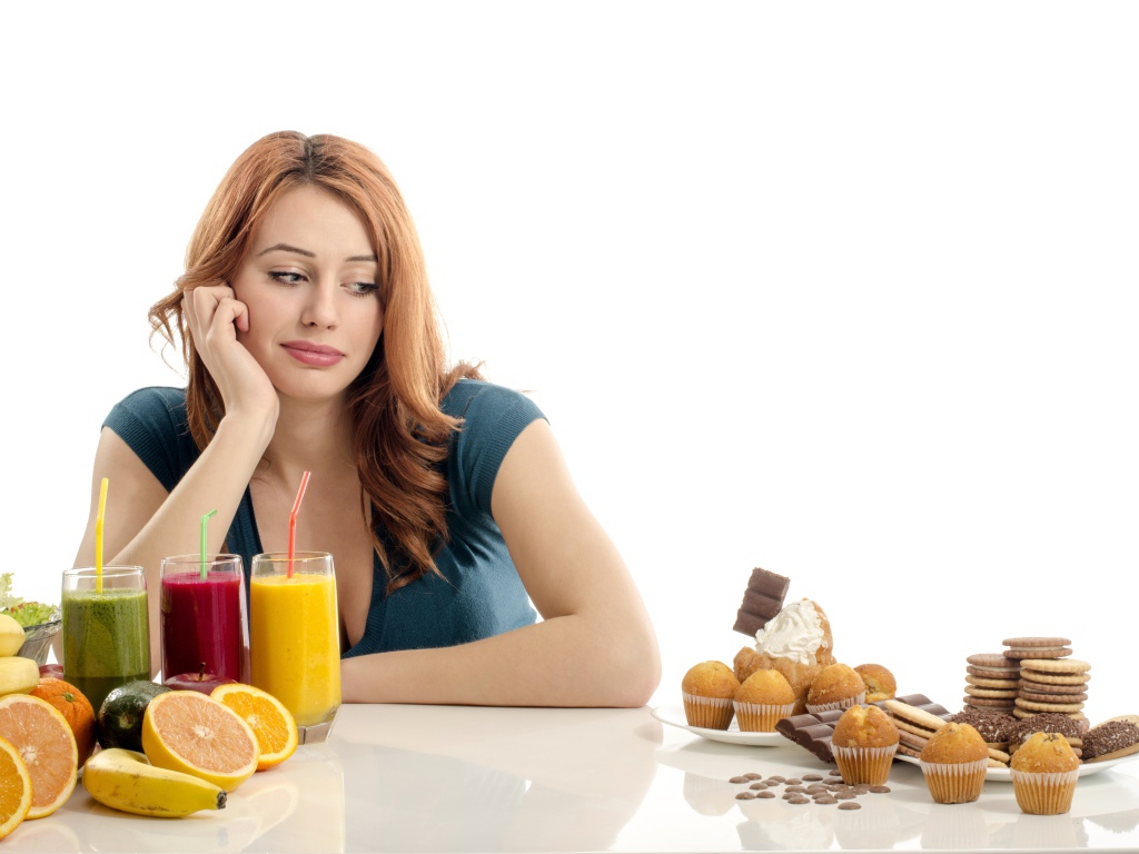 Молодая девушка на диете на белом фоне