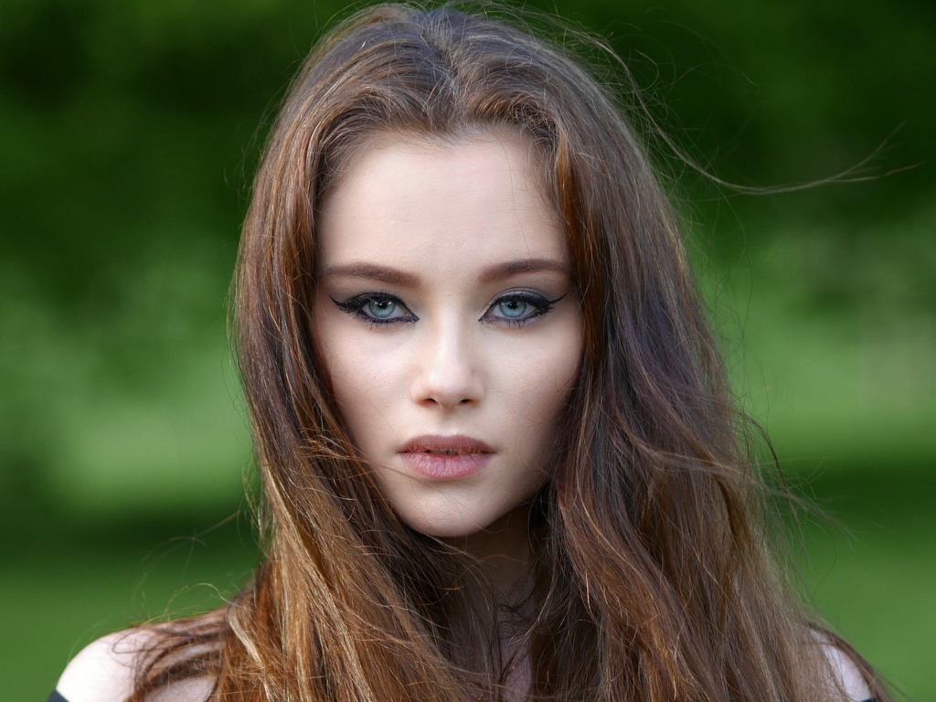 Молодая девушка с красивыми накрашенными глазами 