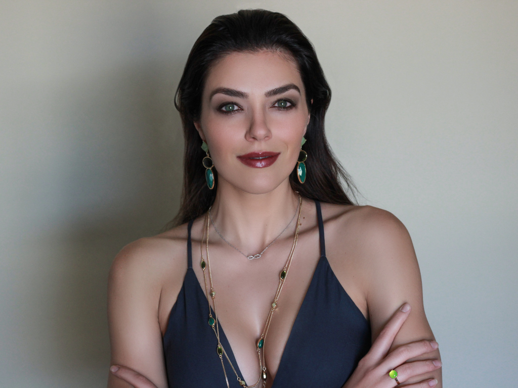 Американская модель Эдрианн Карри фото на сером фоне