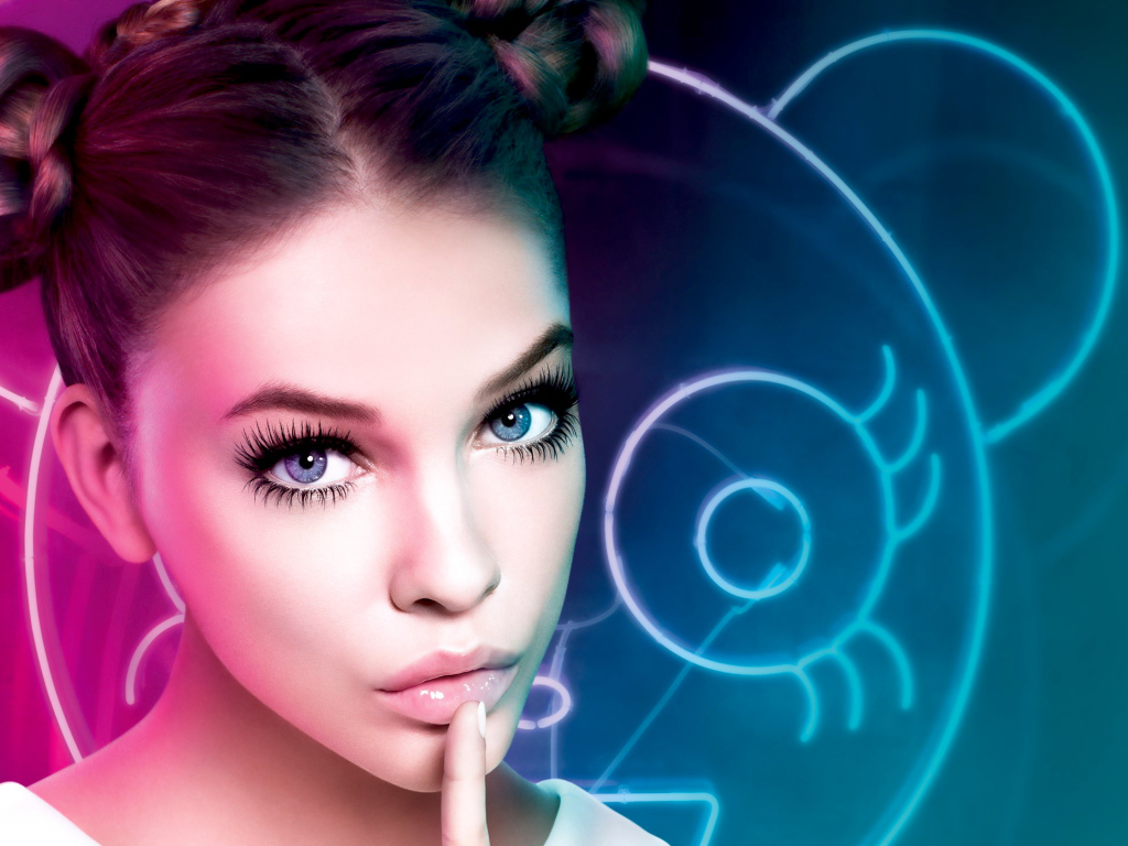 Красивая голубоглазая модель Барбара Палвин