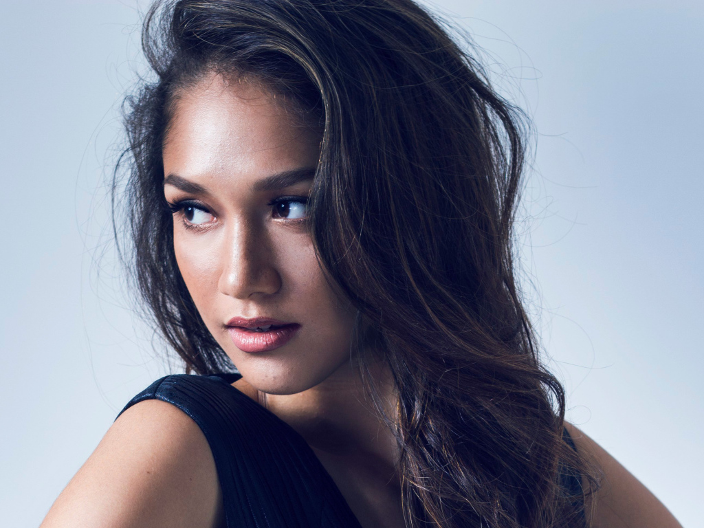 Красивая девушка филиппинская модель Моника Санта-Мария