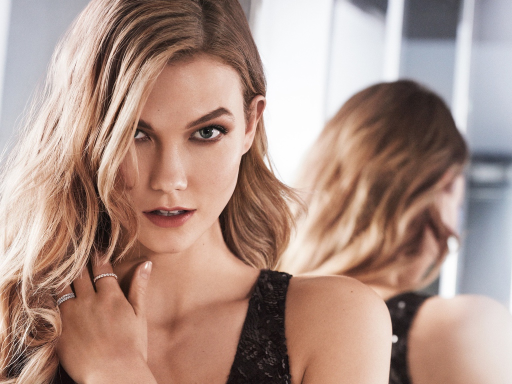 Супермодель Карли Клосс с кольцами на руке