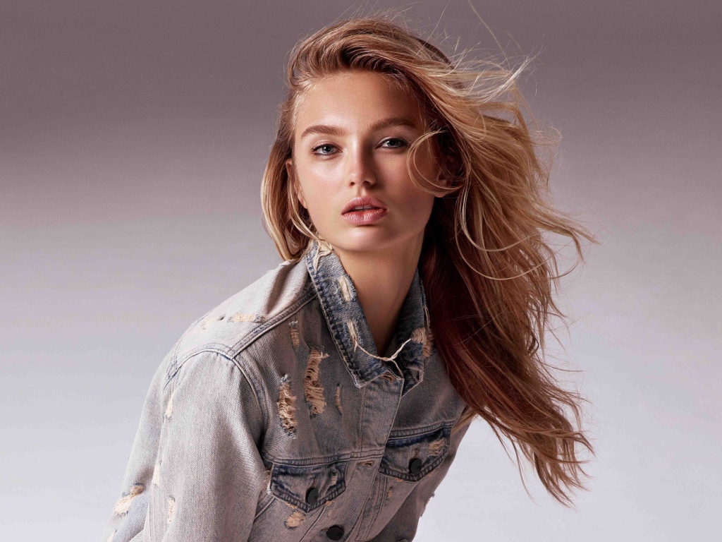 Молодая девушка модель Роми Стрейд в джинсовой куртке
