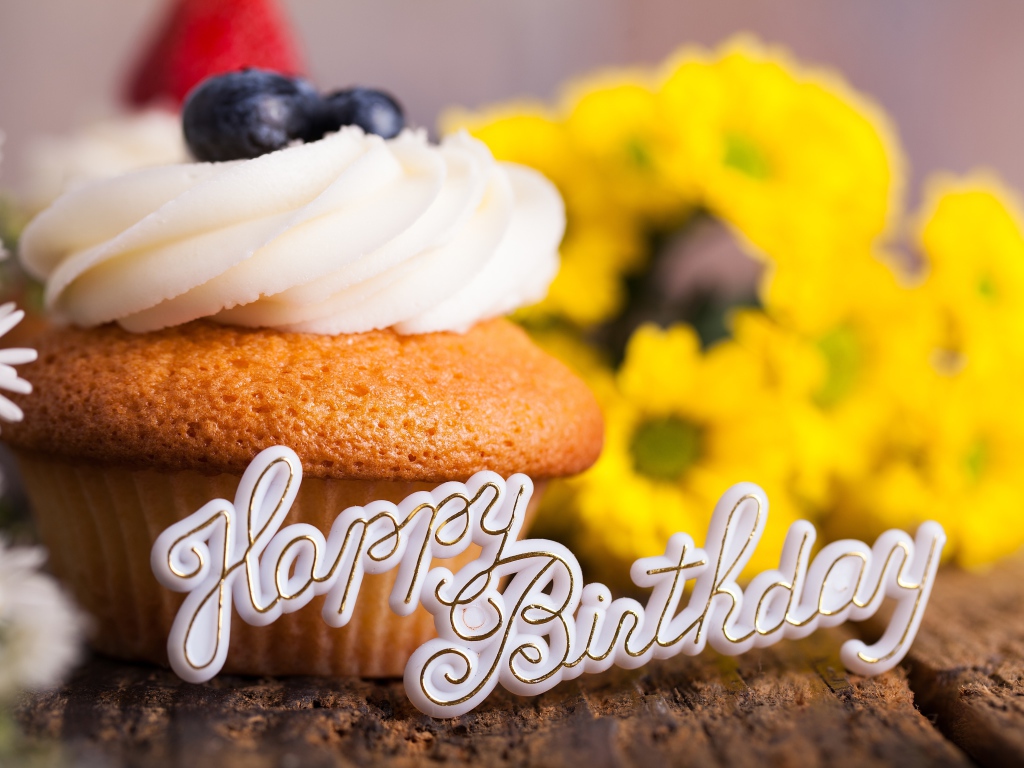 Надпись с днем рождения с праздничным кексом