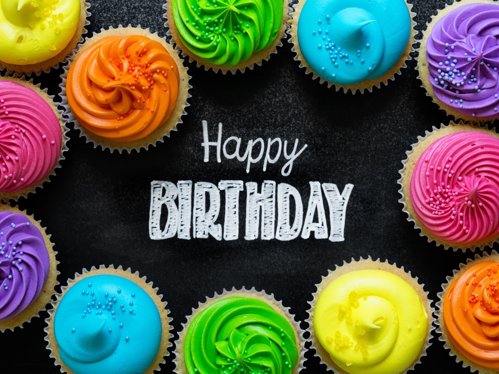 Разноцветные капкейки с кремом на день рождения