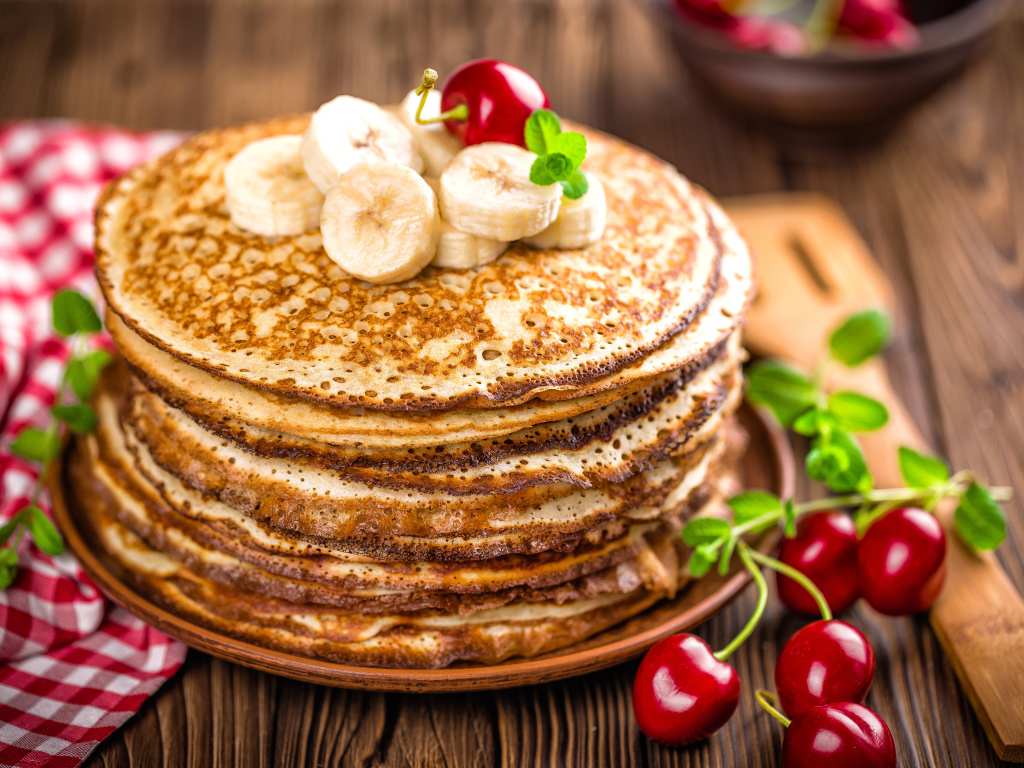 Блины с бананами и черешней на праздник Масленица