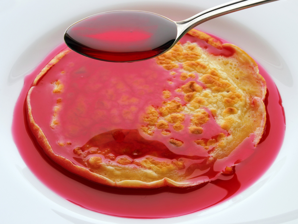 Блины с ягодным сиропом на белом фоне на праздник Масленица 2018