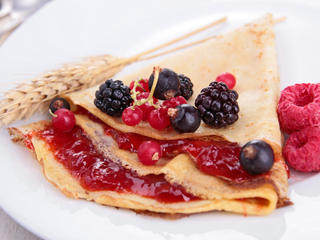 Тонкие блины с повидлом и свежими ягодами на Масленицу