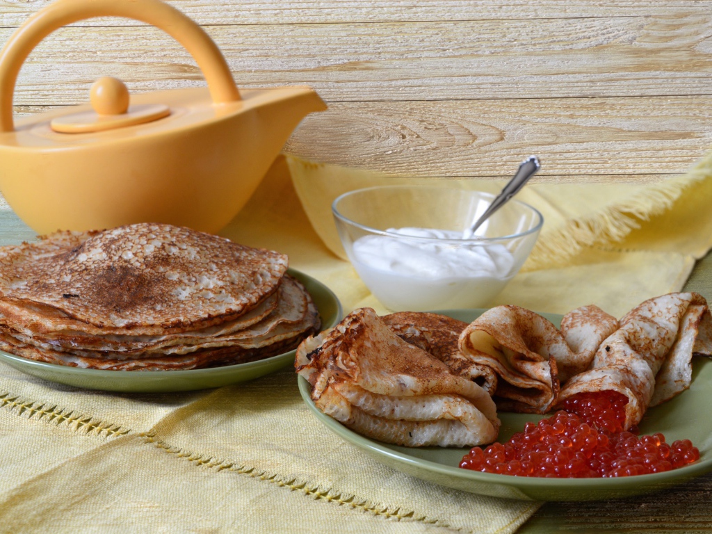 Тонкие блины с красной икрой на праздник Масленица