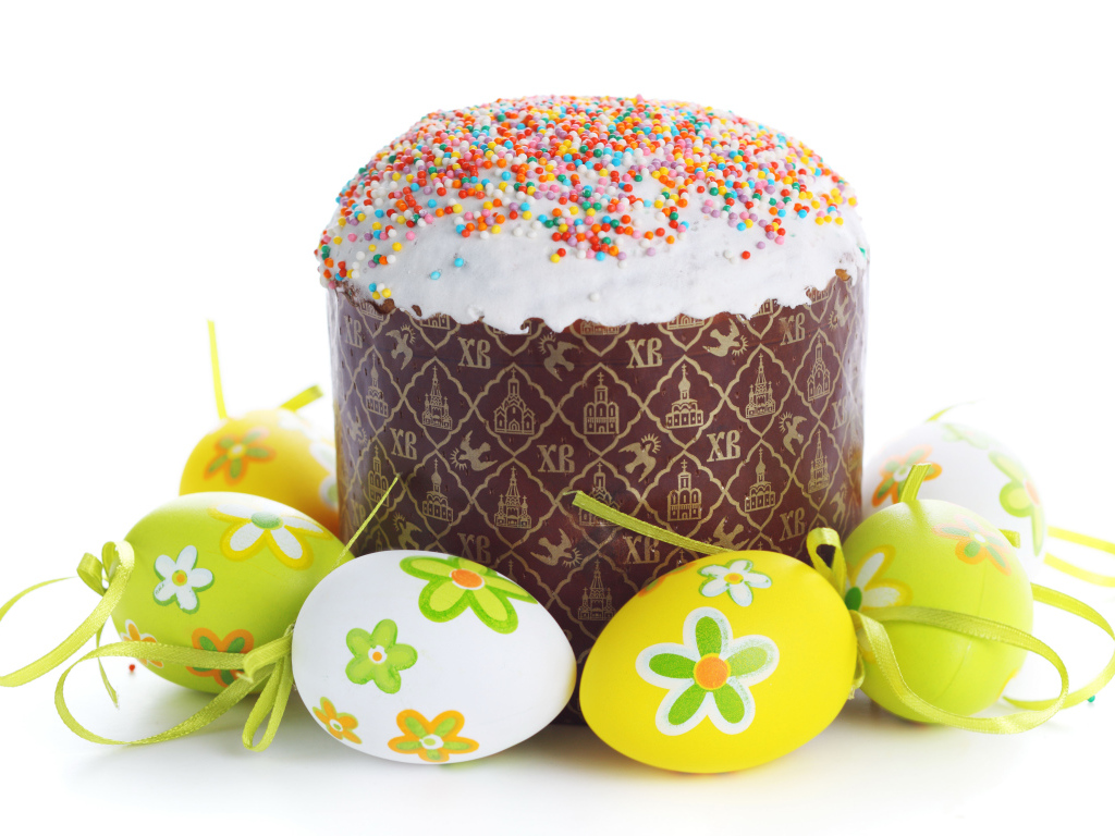 Красивый пасхальный кулич с яйцами на белом фоне