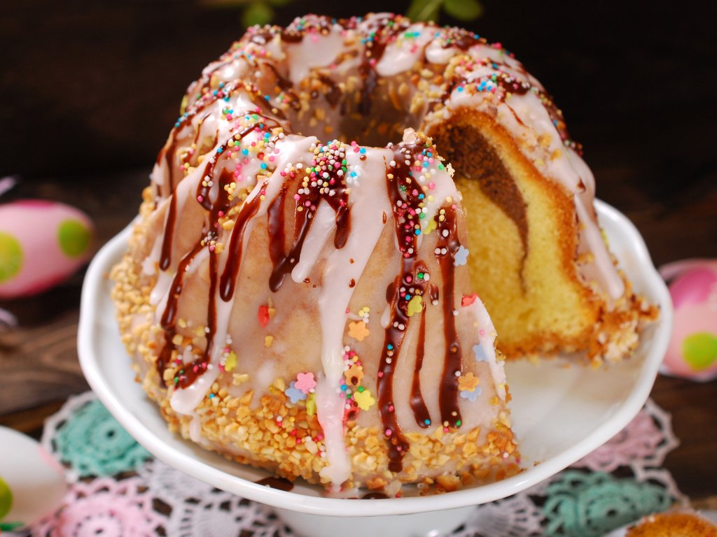 Красивый пасхальный кулич с глазурью на праздник Пасха