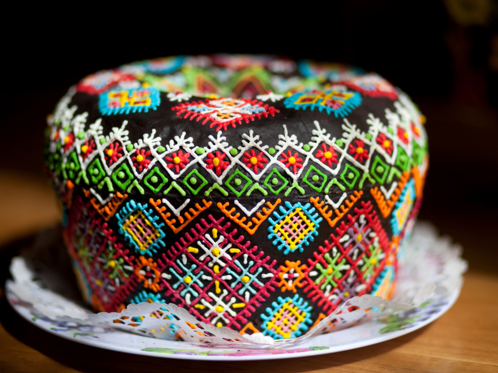 Красивый дизайнерский пасхальный кулич на праздник Пасха