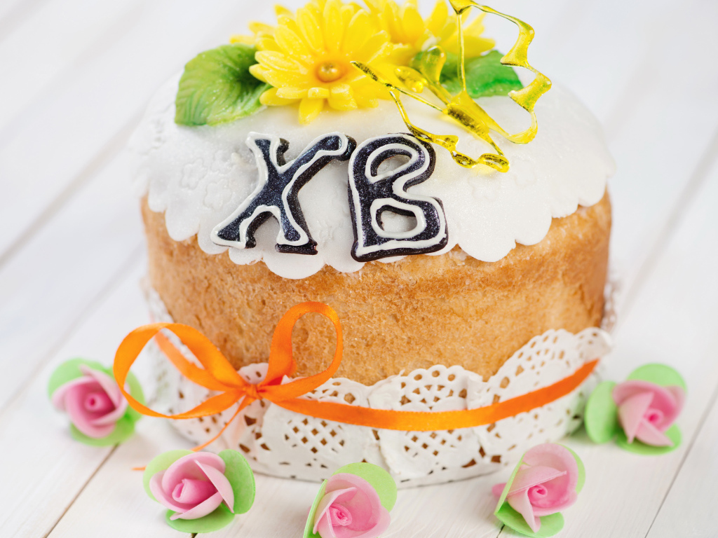 Пасхальный кулич с розочками на праздник