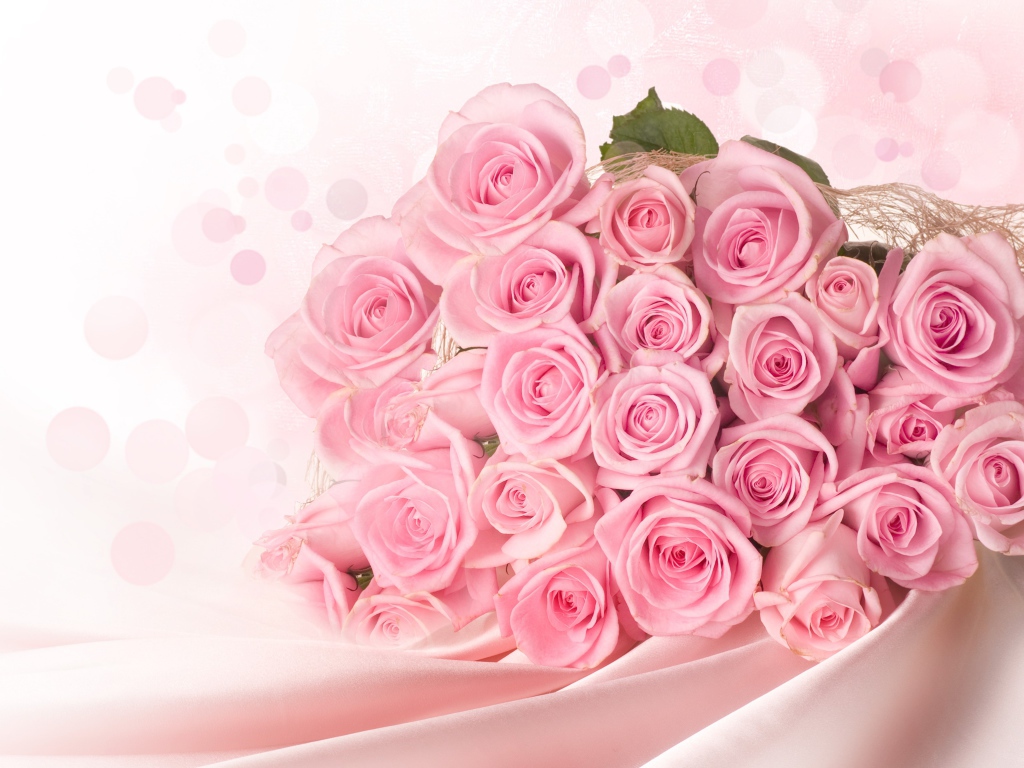 Красивый большой букет розовых роз на Международный женский день 8 марта