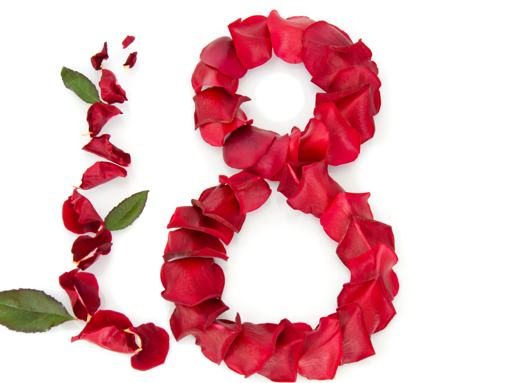 Цифра 8 из лепестков розы на белом фоне  на Международный женский день 8 марта