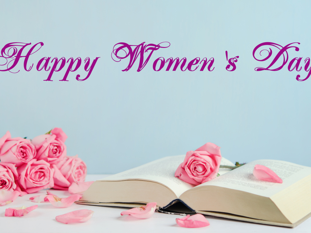 Открытая книга и розовые розы на Международный женский день 