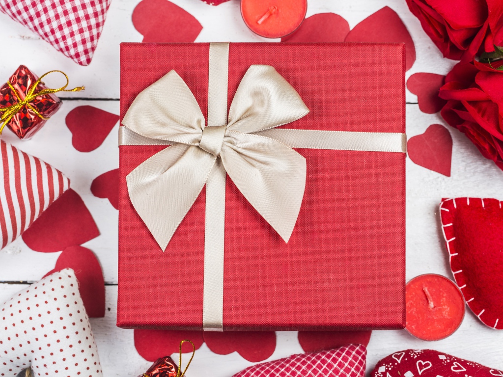 Большой подарок с сердечками на День Святого Валентина 14 февраля